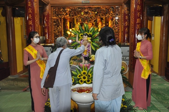 Leaders of agencies congratulate on Buddha's birthday to Tieu Dao pagoda